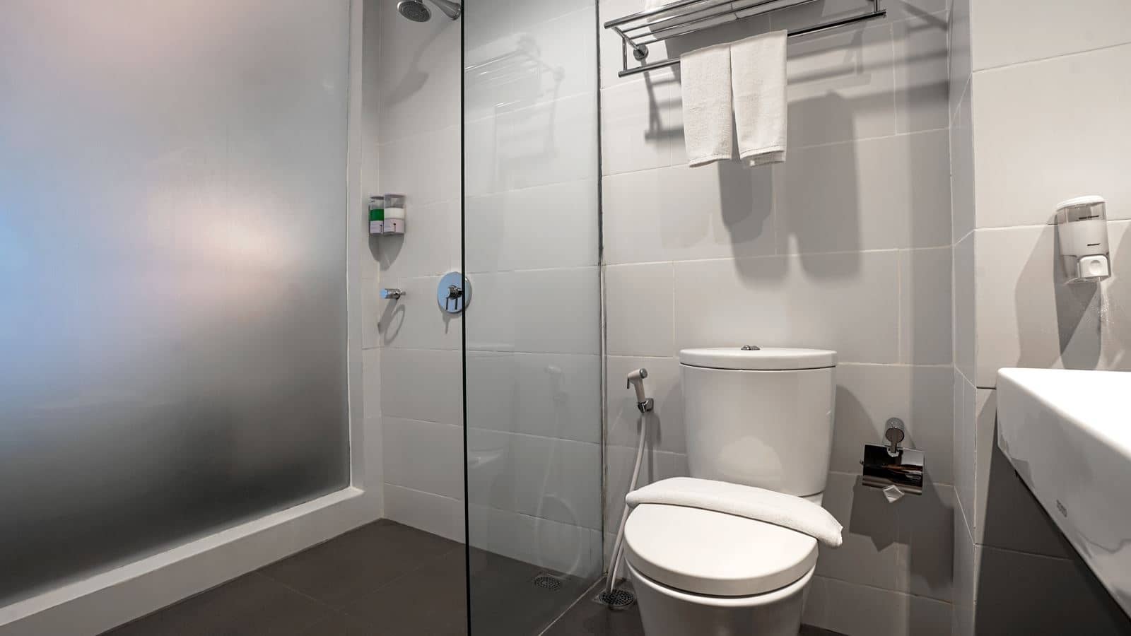rooms-premier-pool-access