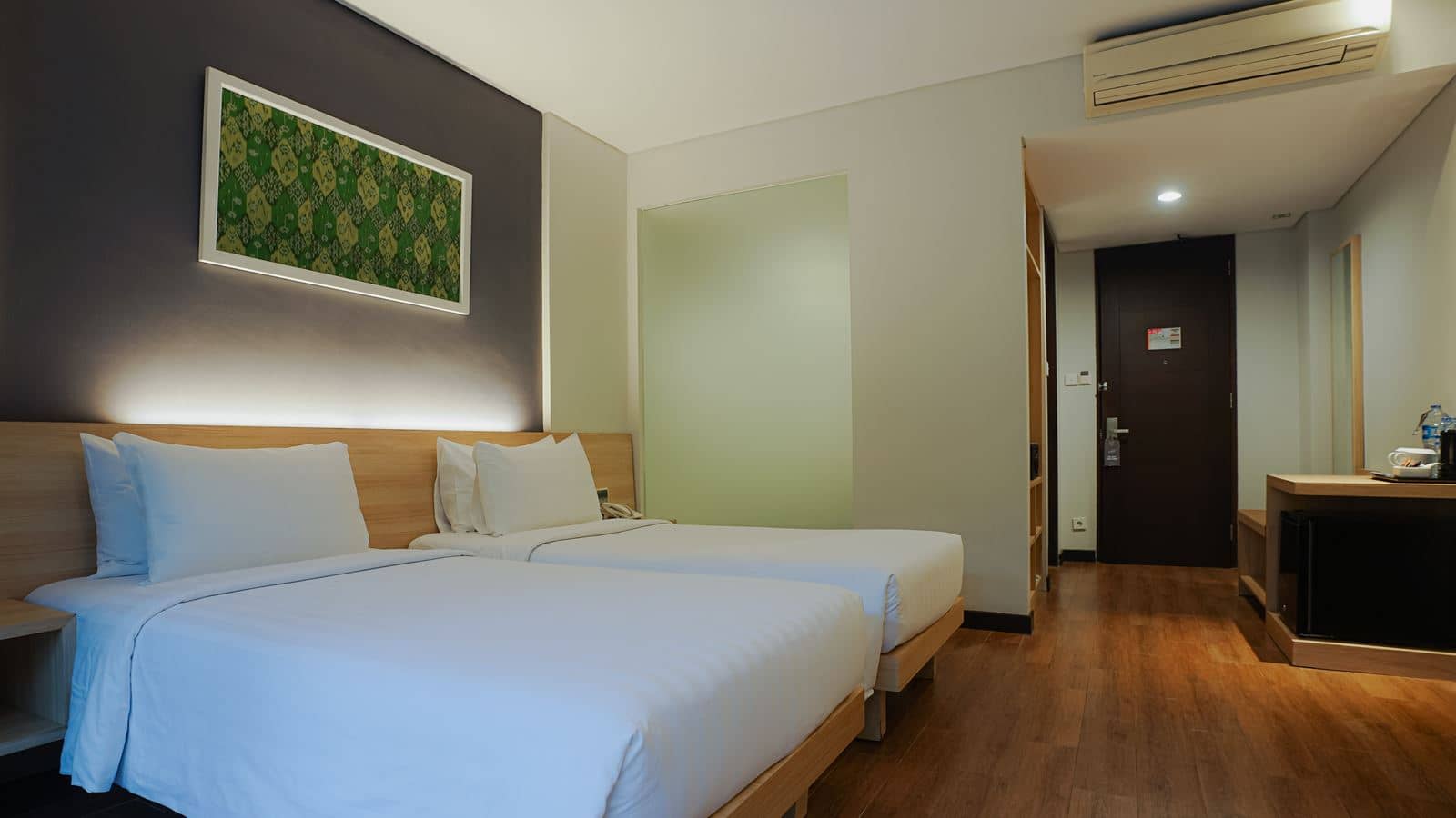 rooms-premier-pool-access