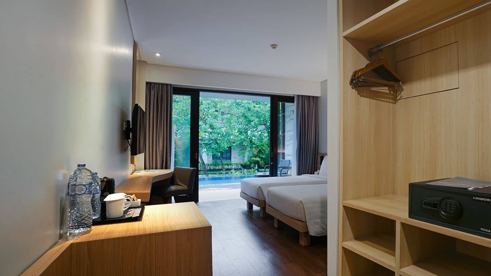 rooms-premier-pool-access