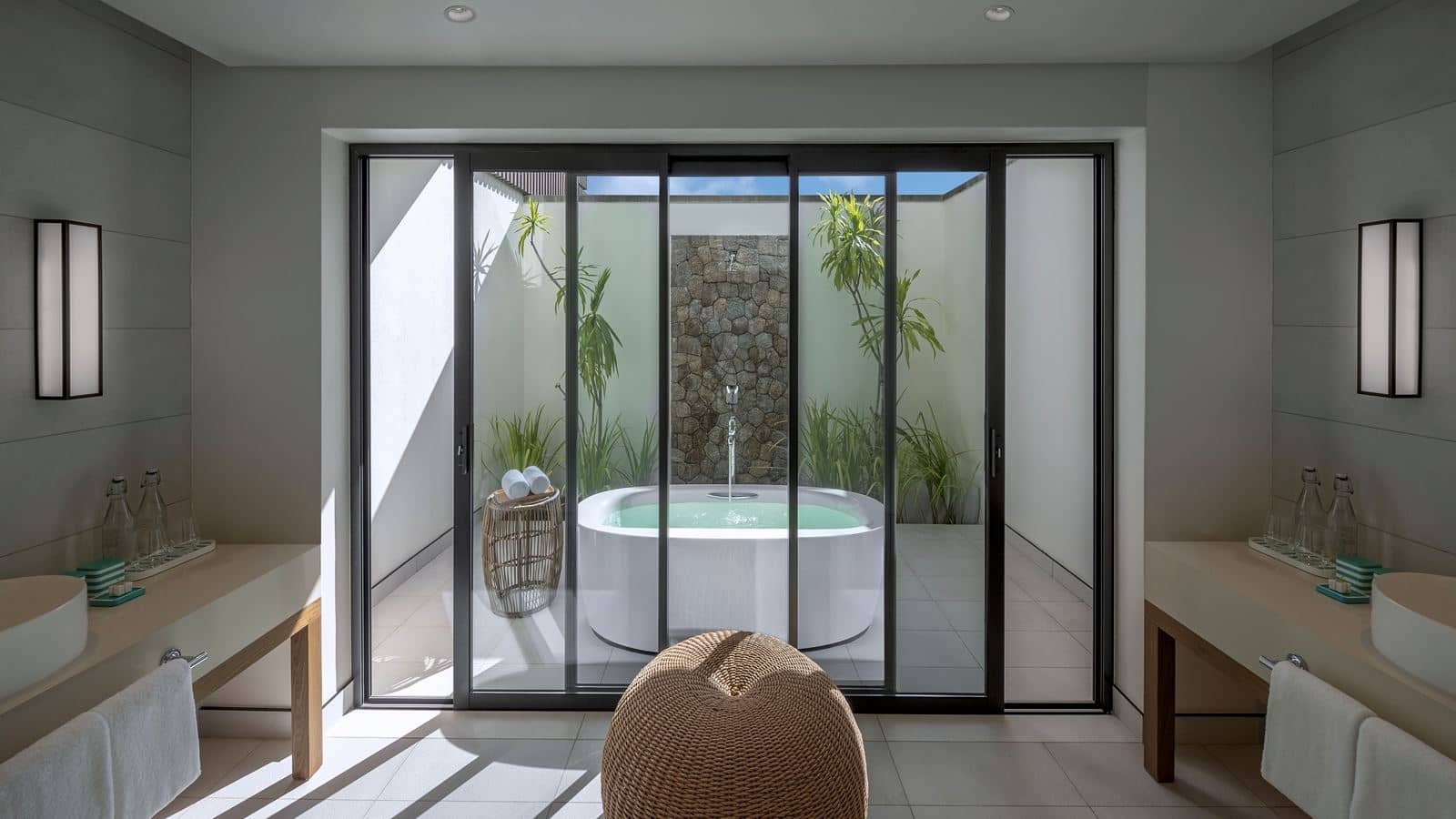 rooms-beach-view-balcony-suite