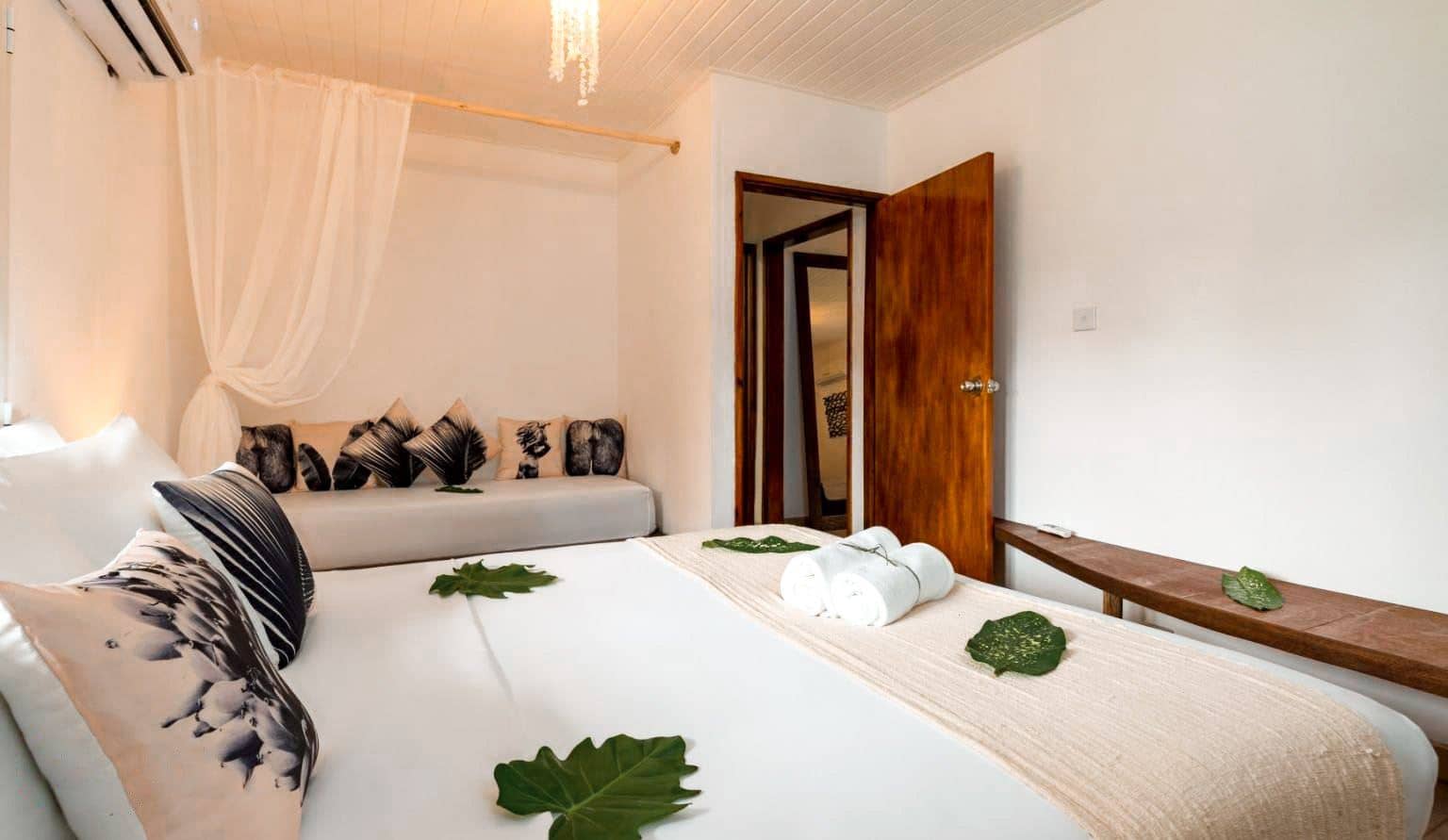 rooms-eden-garden--charm-room