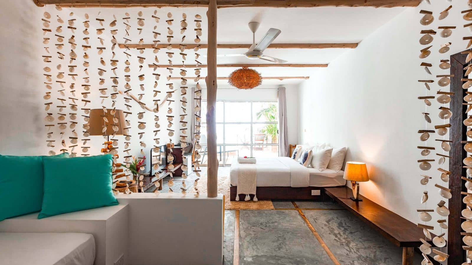 rooms-beach-house--beach-deluxe-room