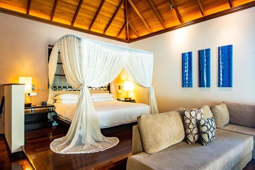 rooms-king-deluxe-beachfront-pool-villas