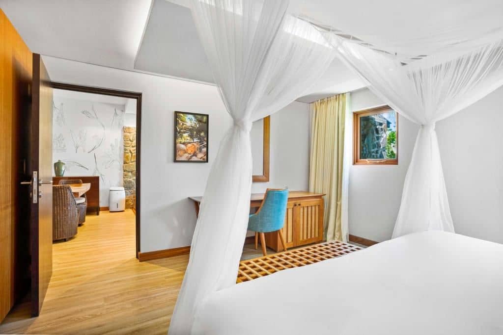 rooms-deluxe-ocean-view-suite