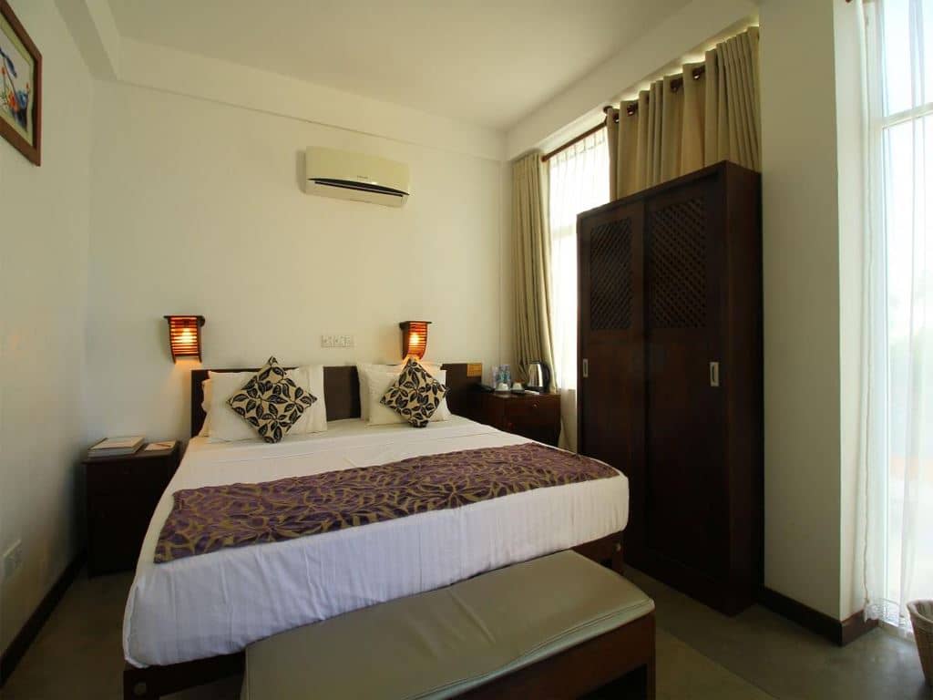 rooms-deluxe-double-with-side-sea-view-and-balcony