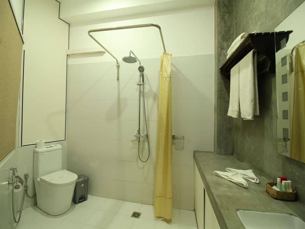 rooms-deluxe-partial-sea-view-and-balcony