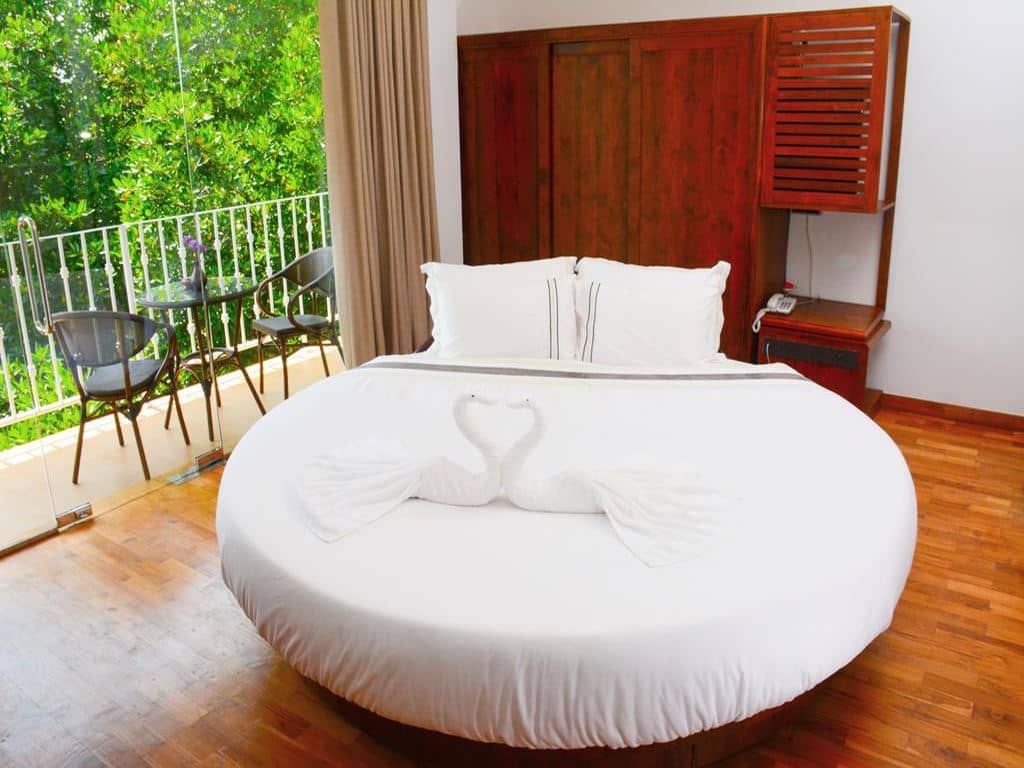 rooms-honeymoon-suite