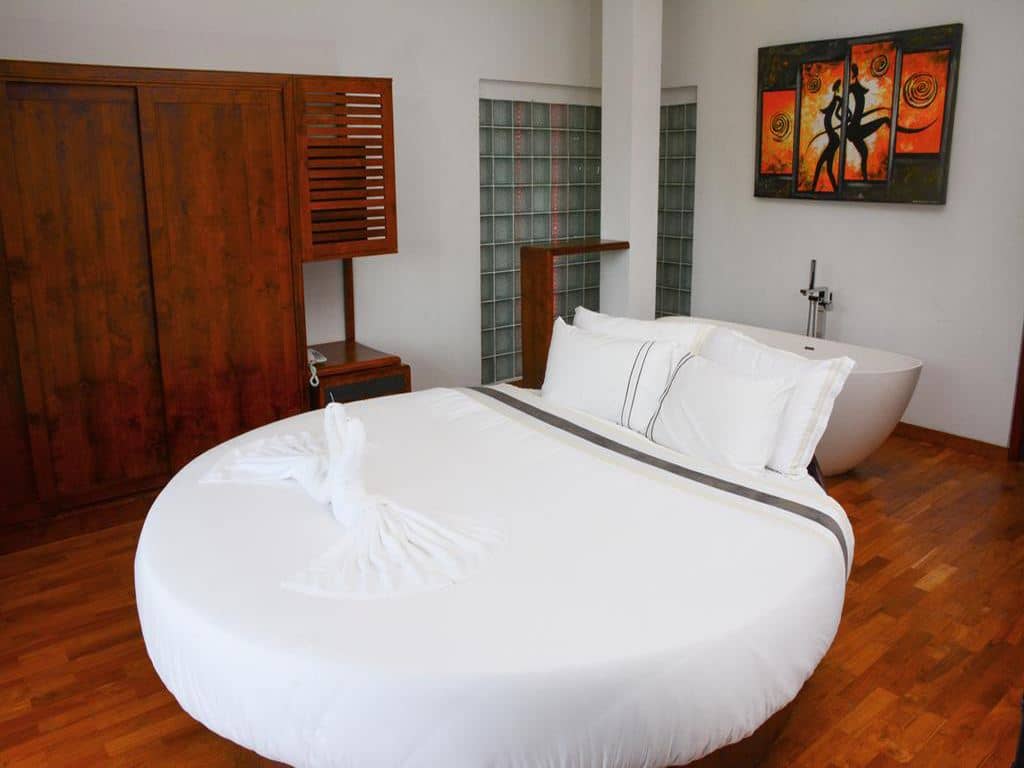 rooms-honeymoon-suite