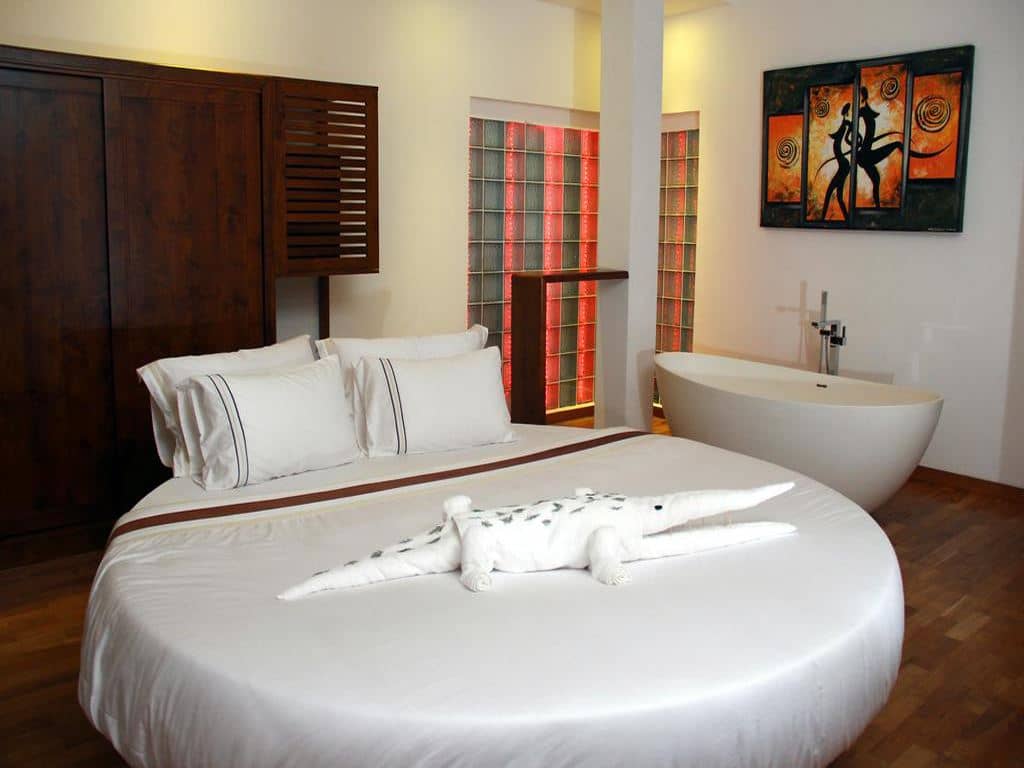 rooms-honeymoon-suite