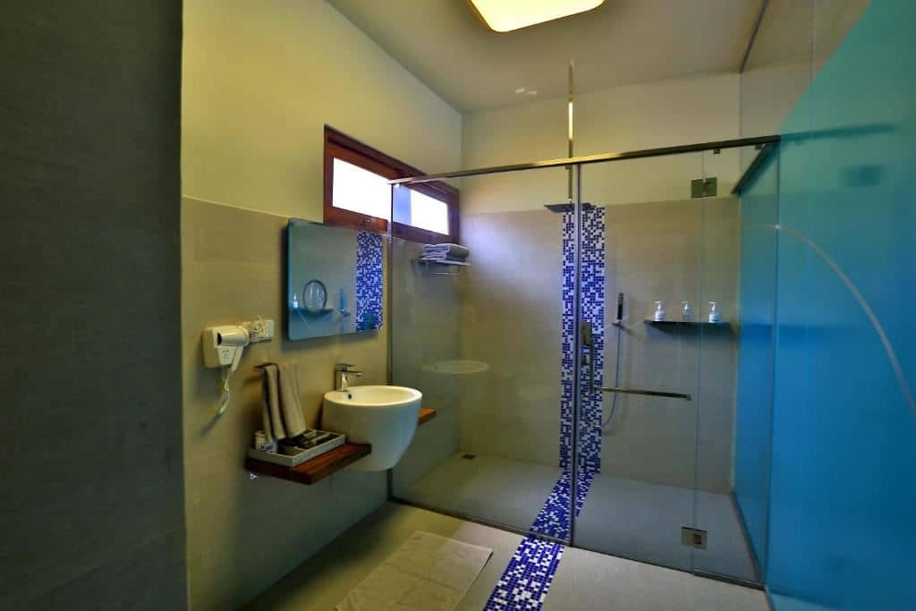 rooms-wave-queen-room