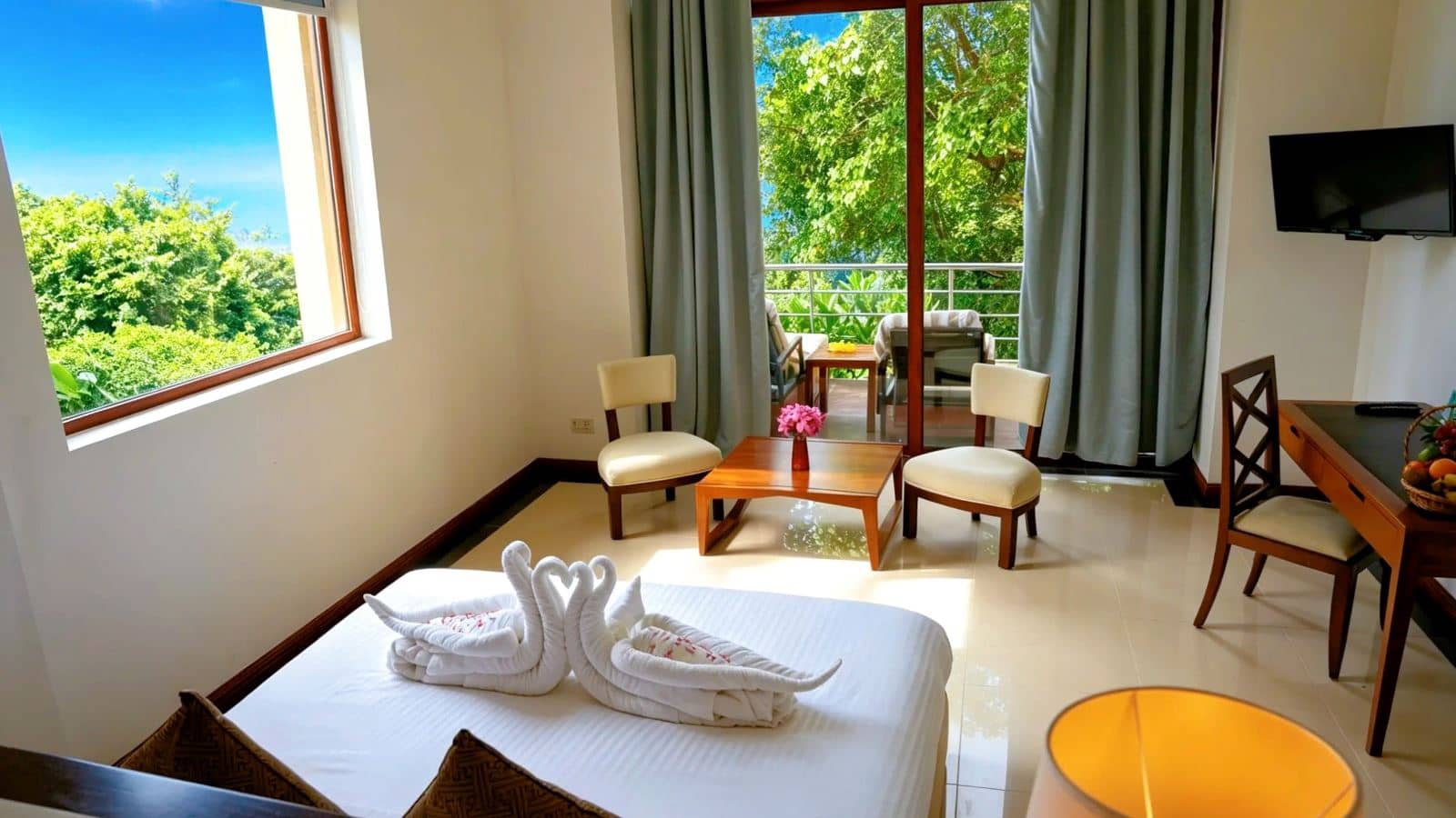 rooms-suite-with-jacuzzi