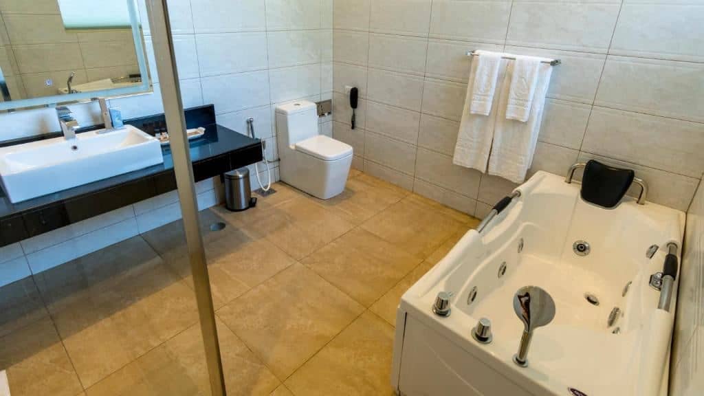 rooms-suite-with-jacuzzi