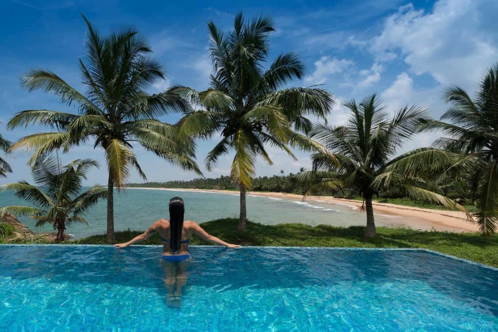 rooms-deluxe-suite-with-pool