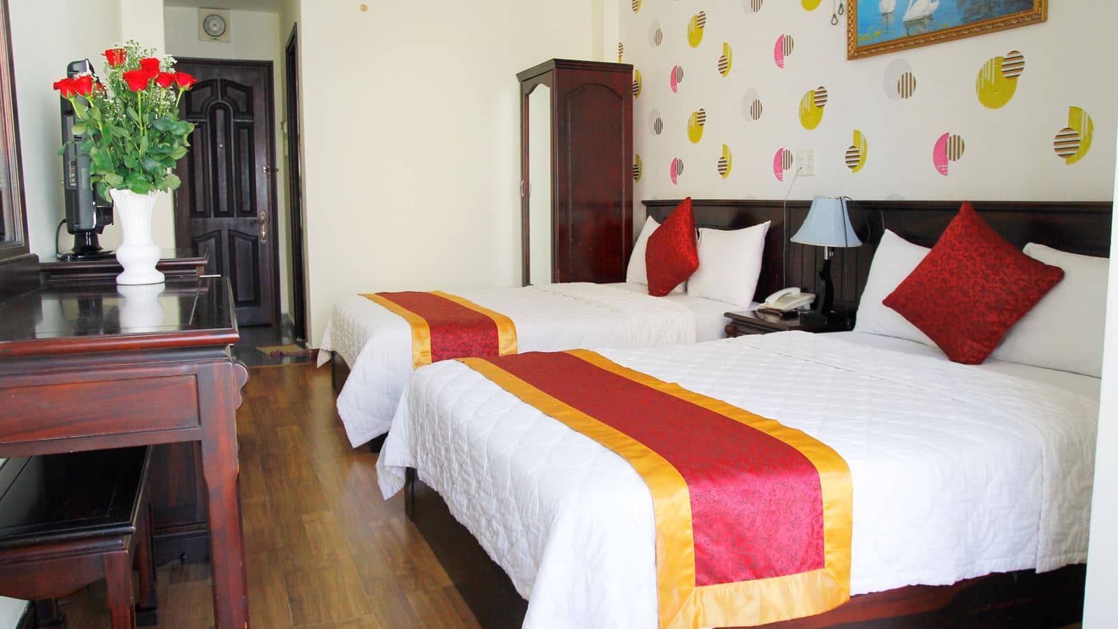 rooms-deluxe-balcony-twin-room