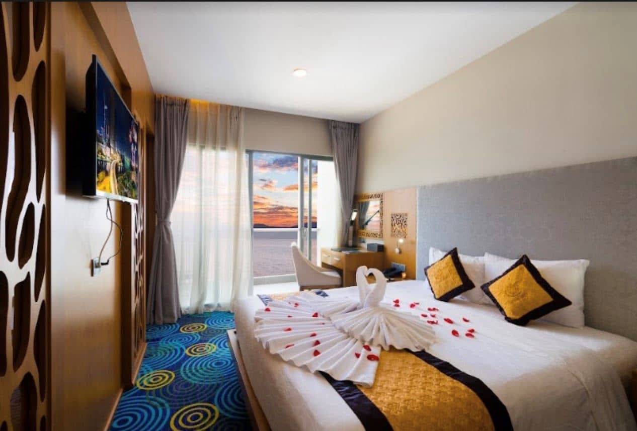 rooms-suite-double-partial-sea-view-with-balcony