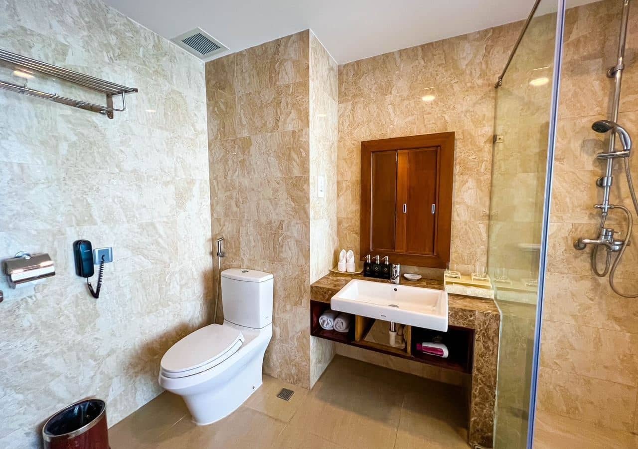 rooms-deluxe-room-partial-sea-view-with-balcony