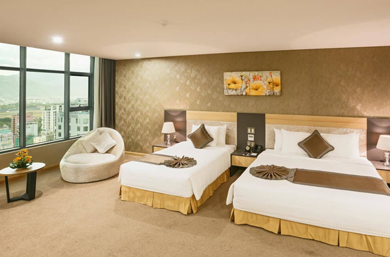 rooms-family-deluxe-triple-city-view