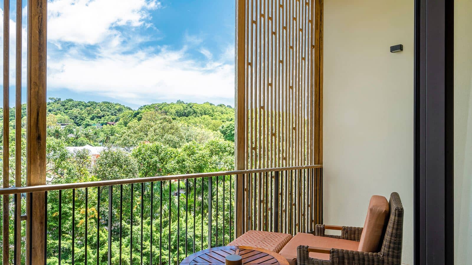 rooms-deluxe-hill-view