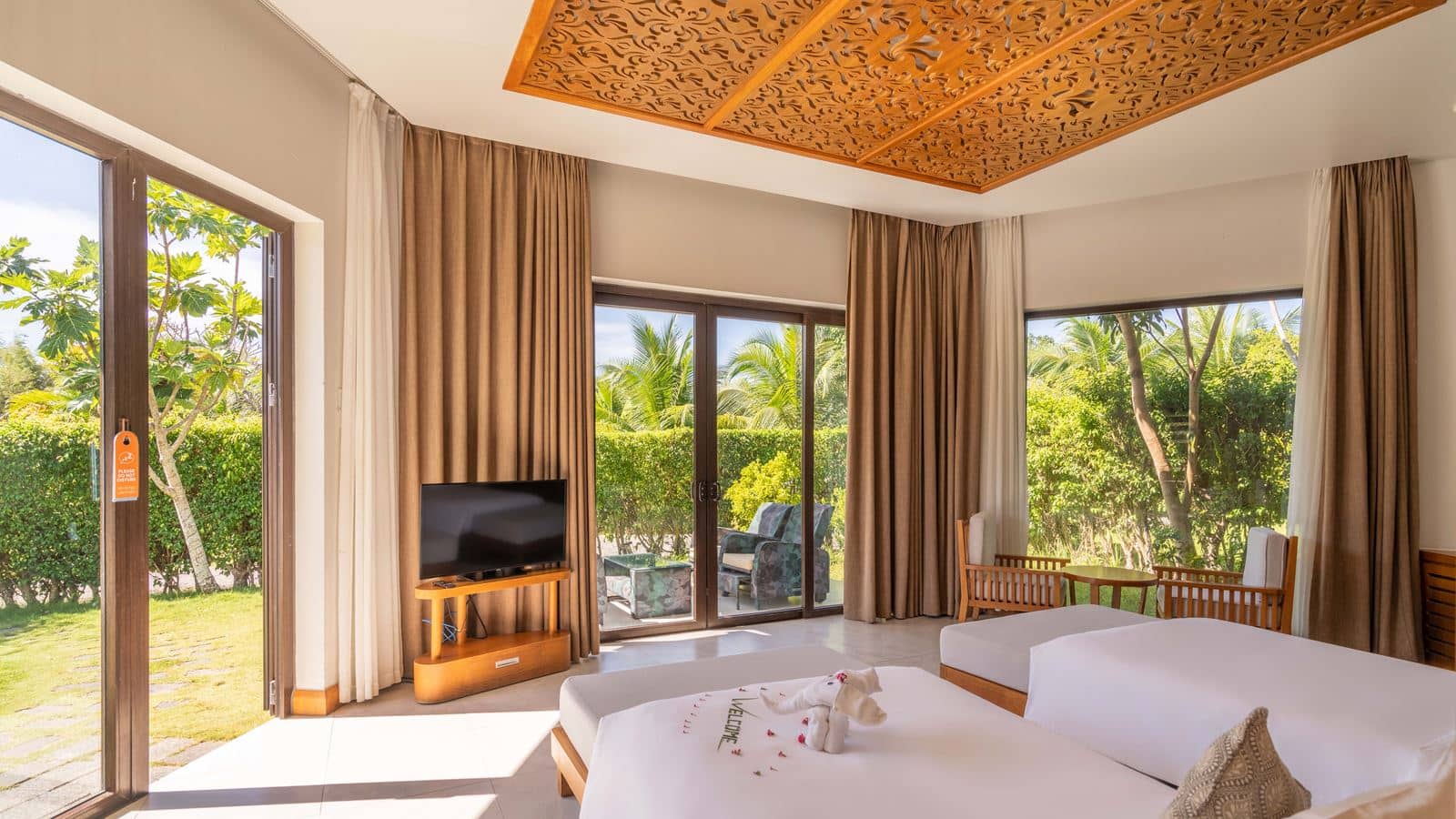 rooms-luxury-villa-poolside-with-terrace-child-without-extra-bed