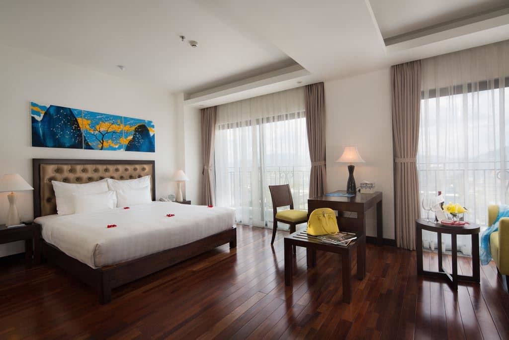 rooms-club-suite-with-balcony