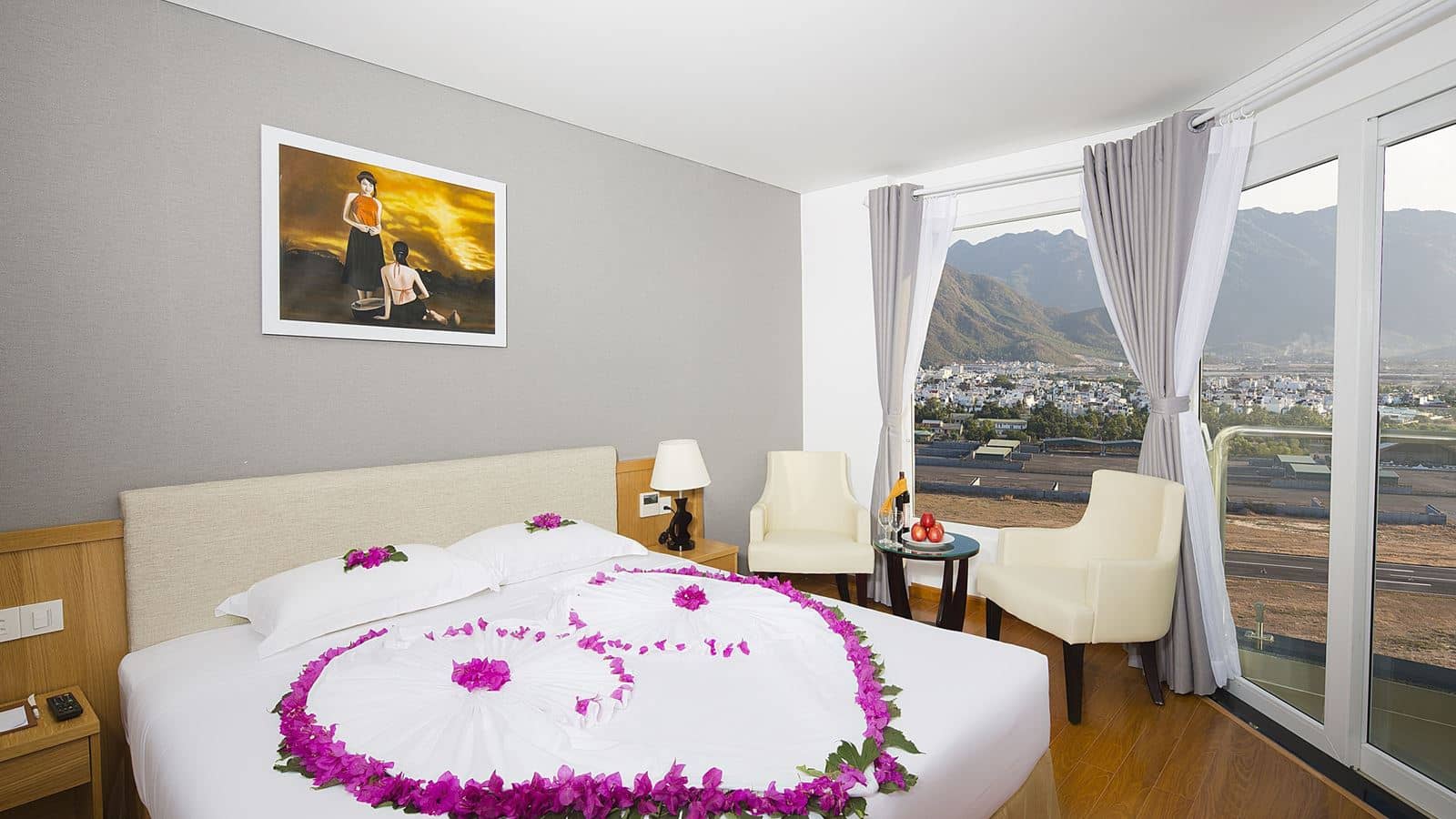 rooms-room-deluxe-city-view-with-balcony