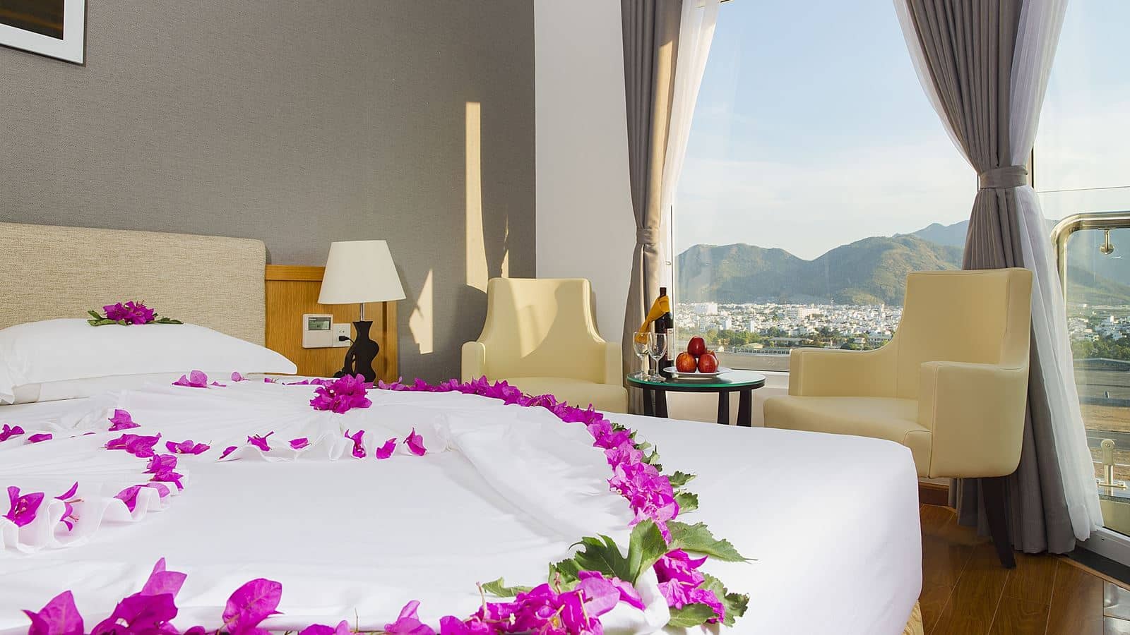 rooms-room-deluxe-cityview-with-balcony-child-without-extra-bed