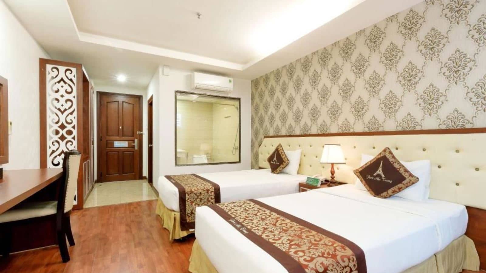 rooms-superior-window
