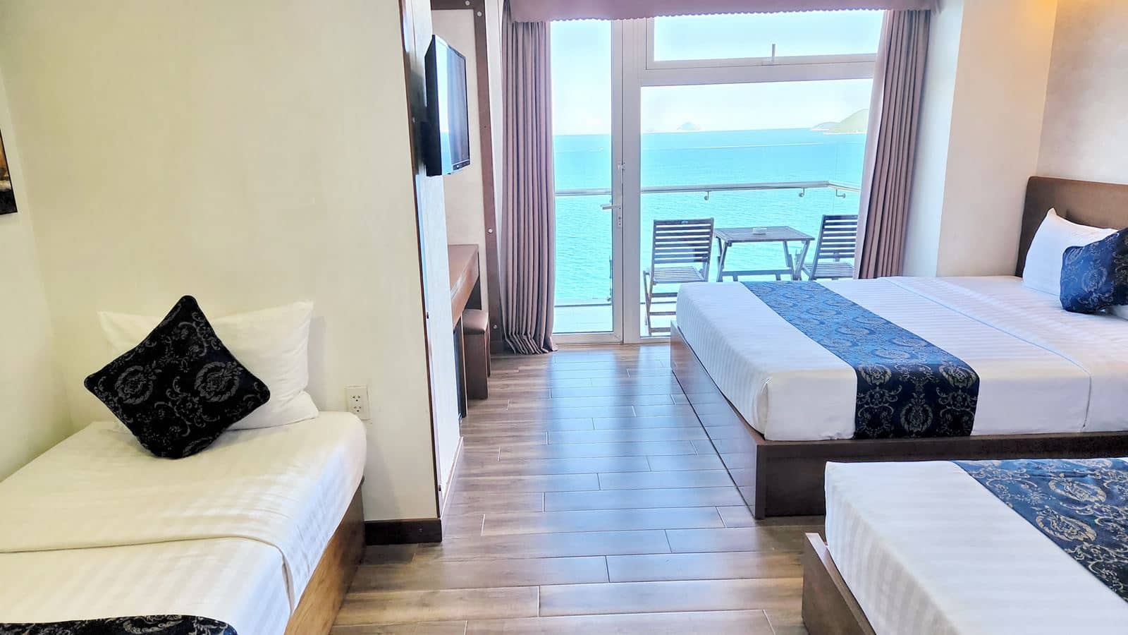 rooms-family-sea-view-balcony