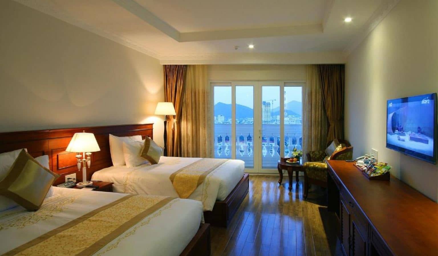 rooms-deluxe-room-sea-view-with-balcony