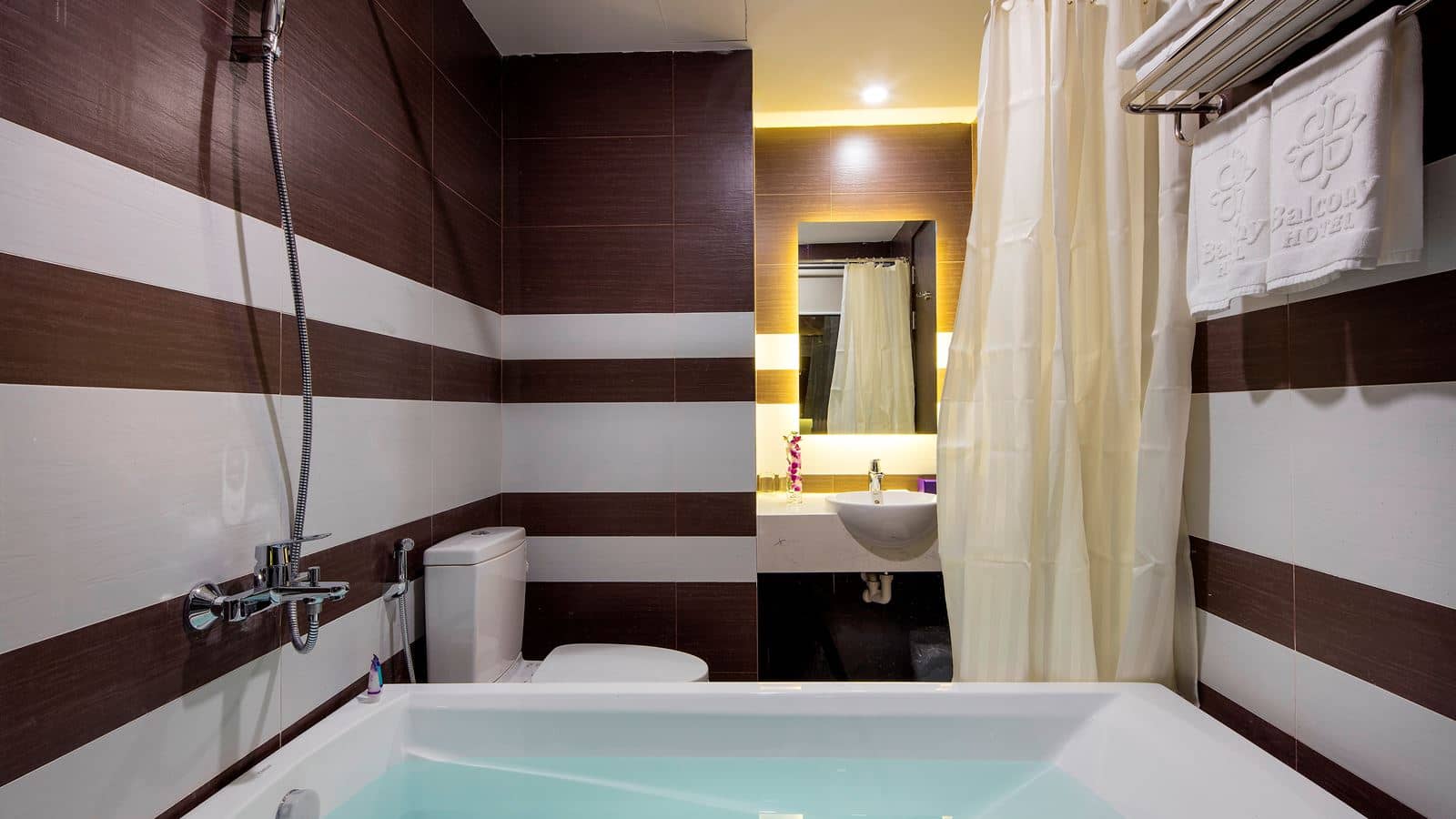rooms-family-king-suite-ocean-view-balcony