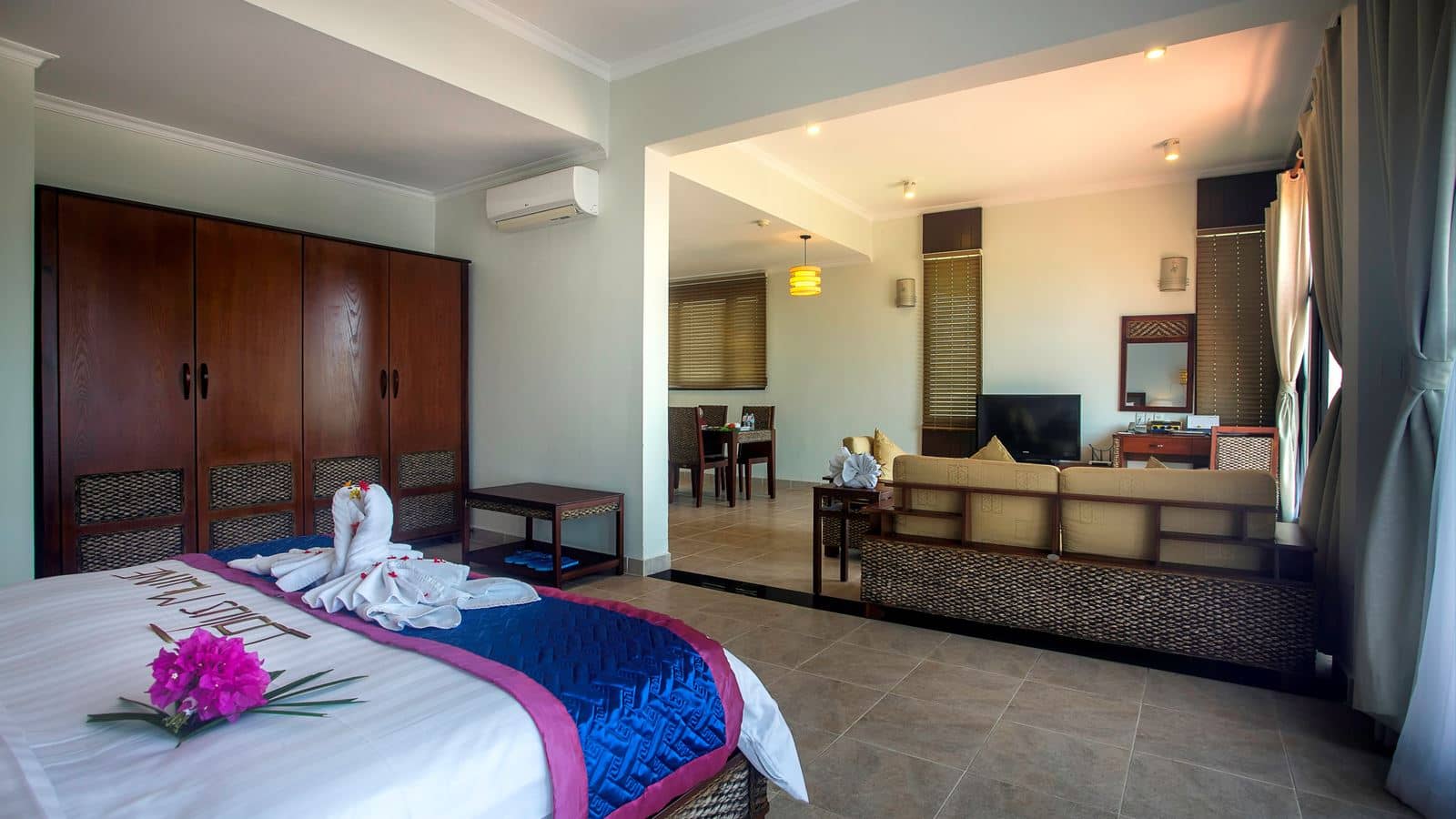 rooms-family-suite-ocean-view-balcony