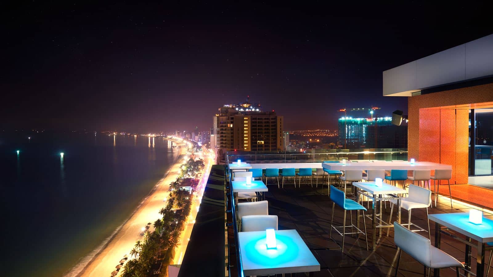 bars-altitude-rooftop-bar