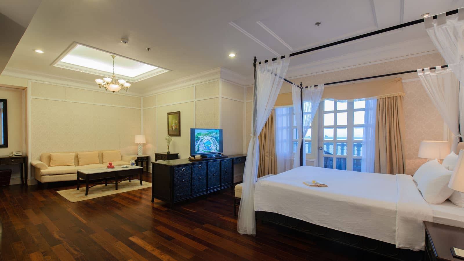 rooms-executive-suite-ocean-view-with-balcony