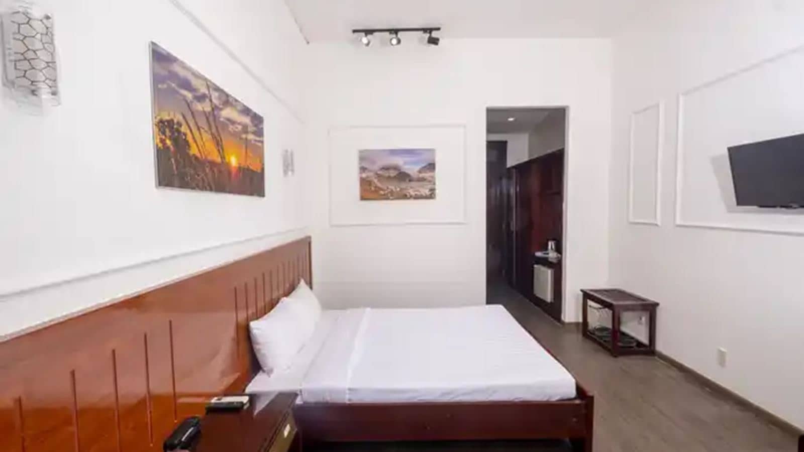 rooms-dbltwin-central-with-balcony