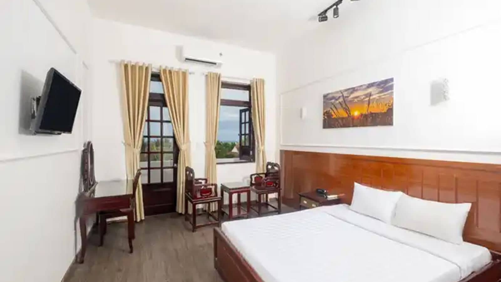 rooms-dbltwin-central-with-balcony