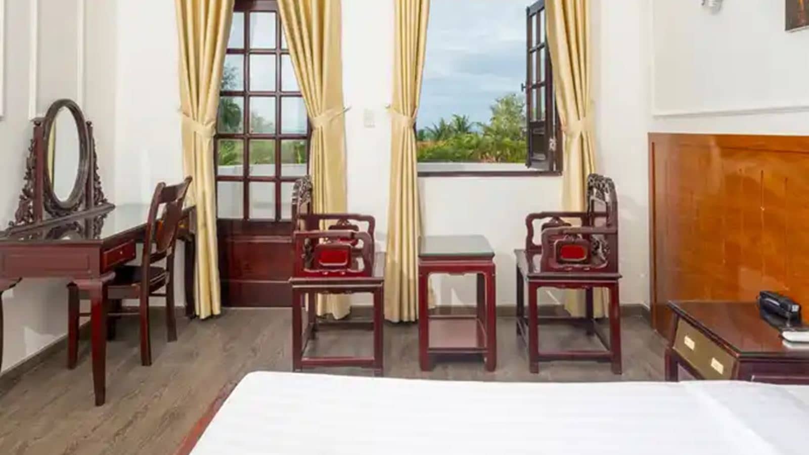 rooms-dbltwin-central-with-balcony