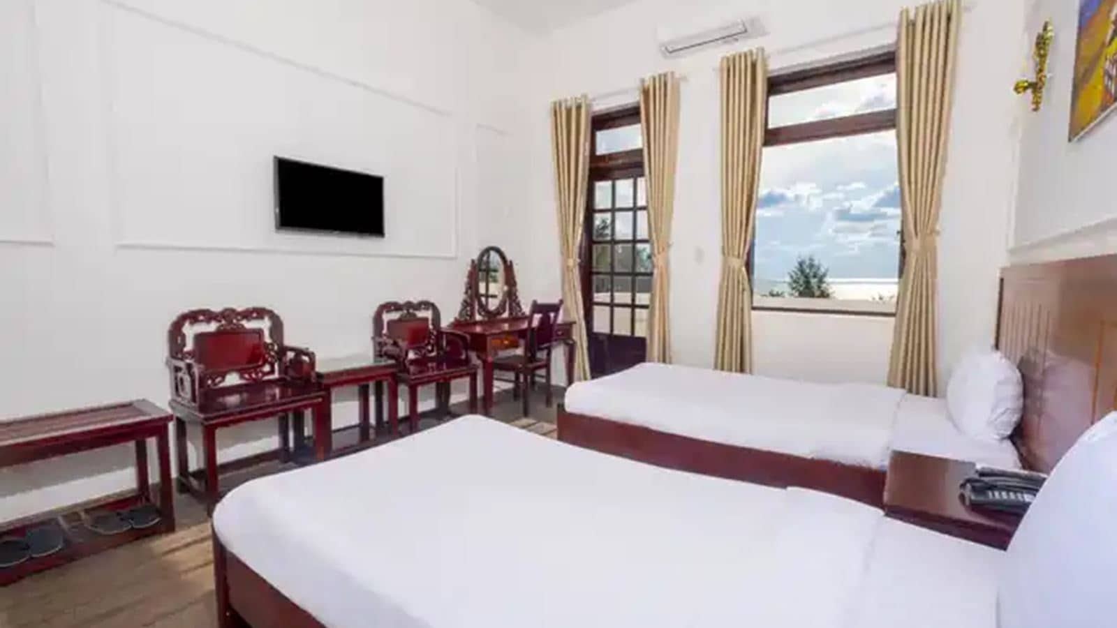 rooms-dbltwin-central-with-balcony