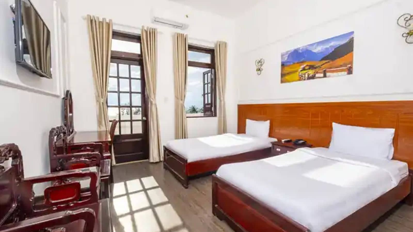 rooms-triple-central-with-balcony