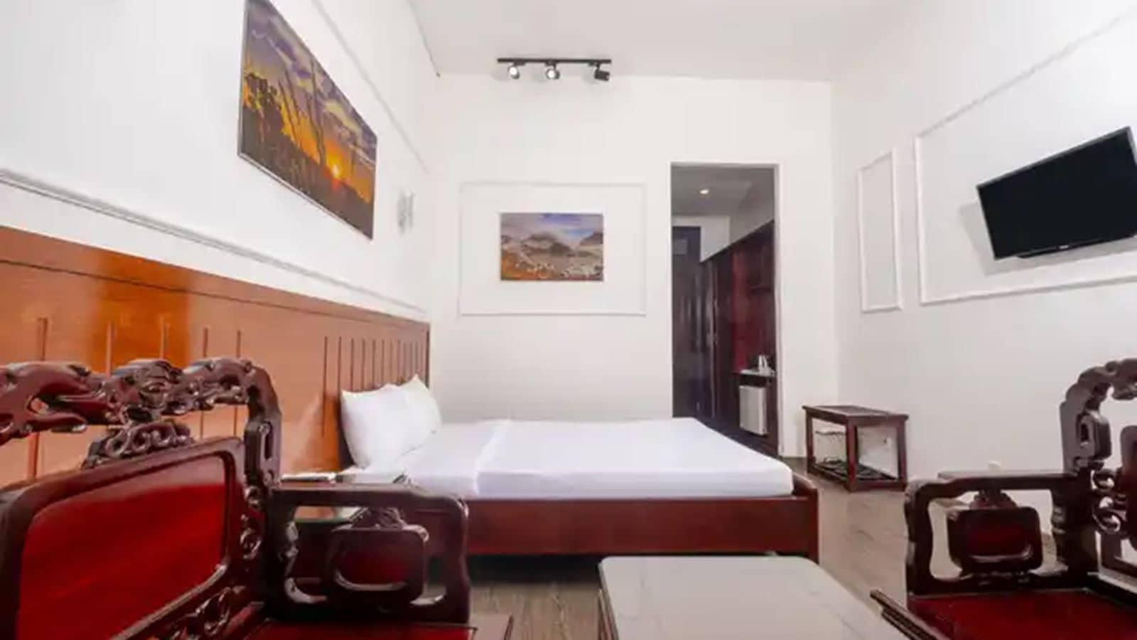 rooms-triple-central-with-balcony