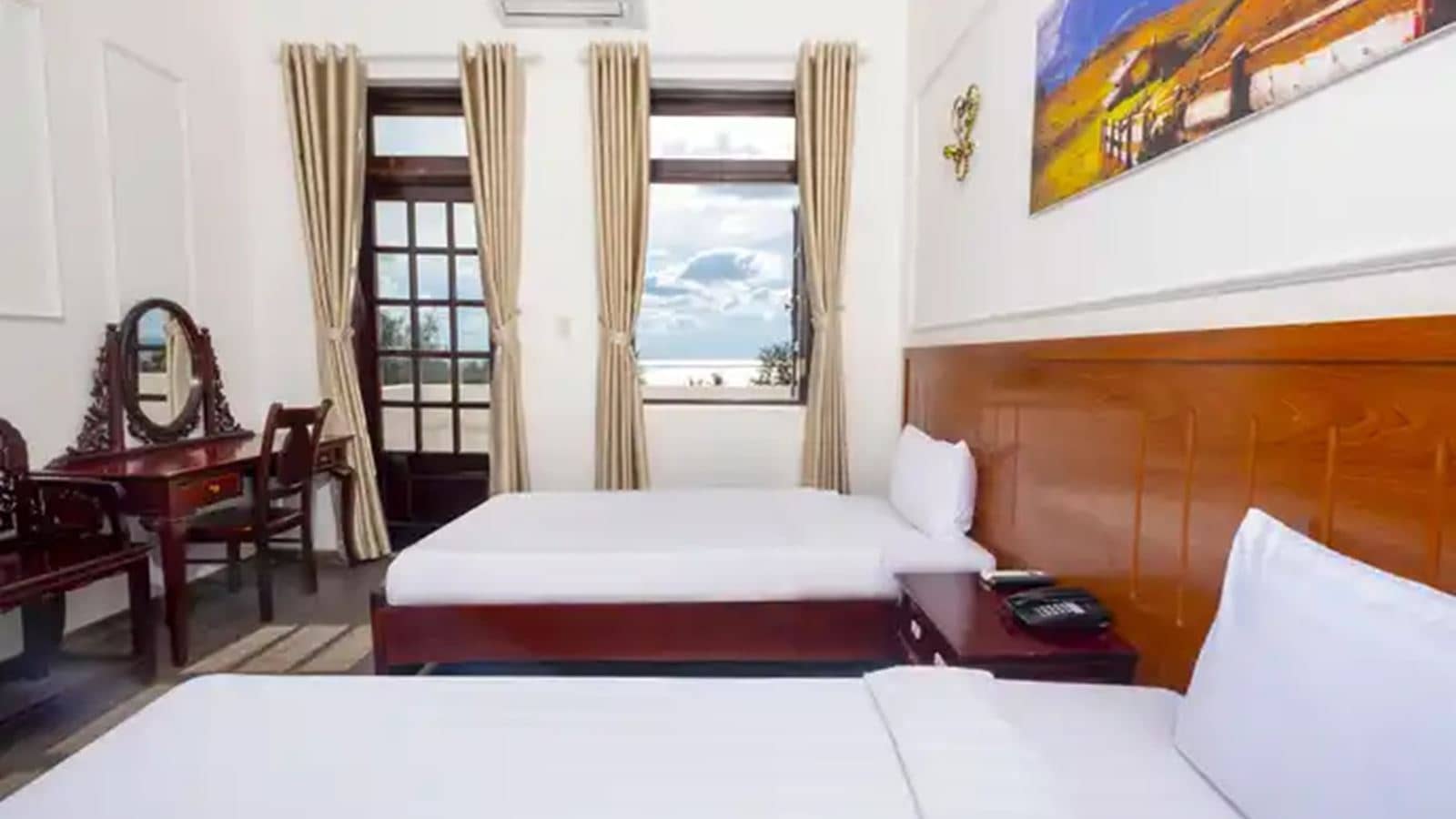rooms-triple-central-with-balcony