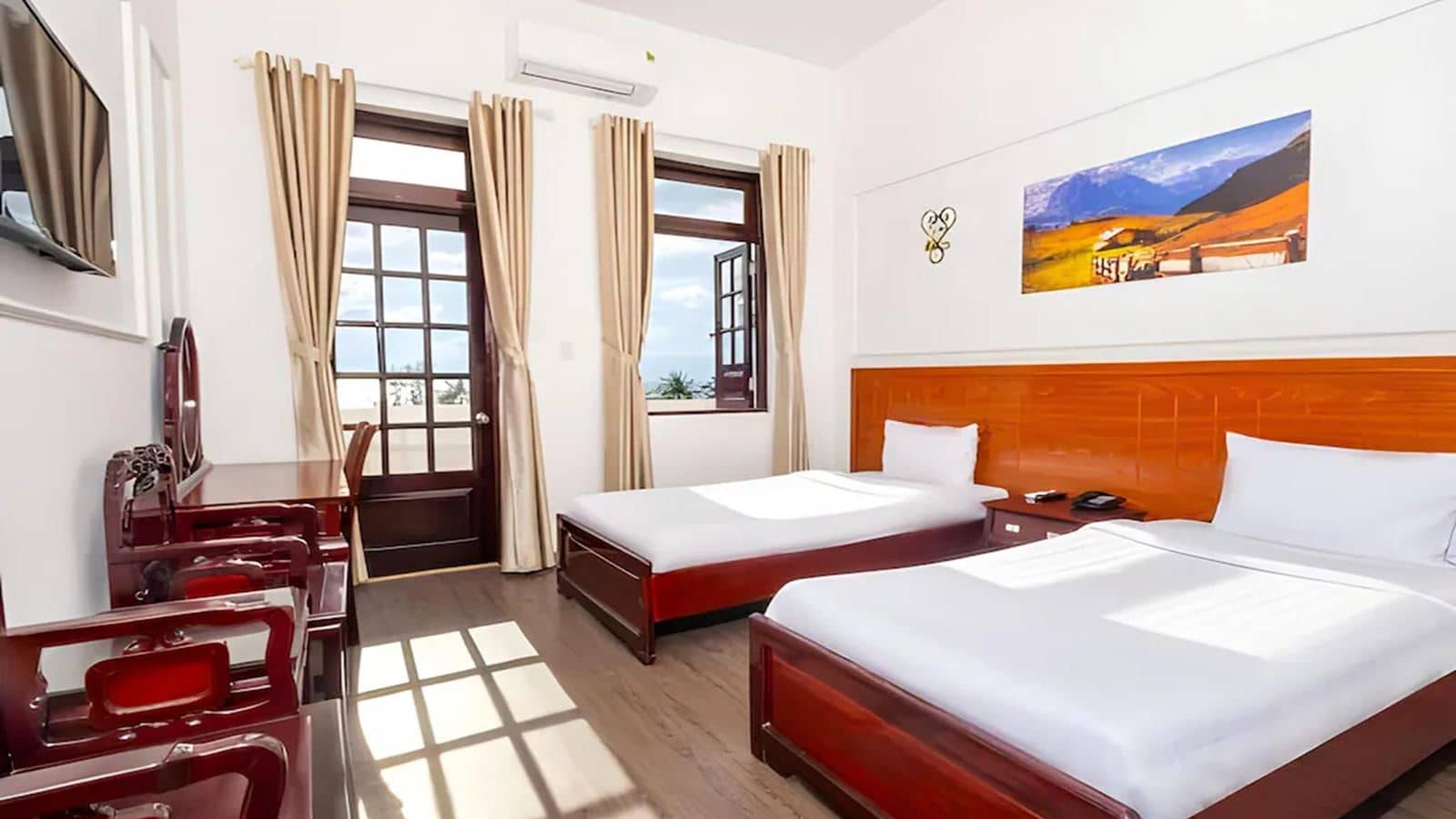 rooms-triple-central-with-balcony