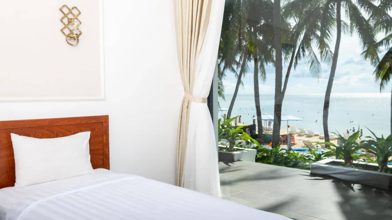 rooms-bungalow-beachfront-with-terrace