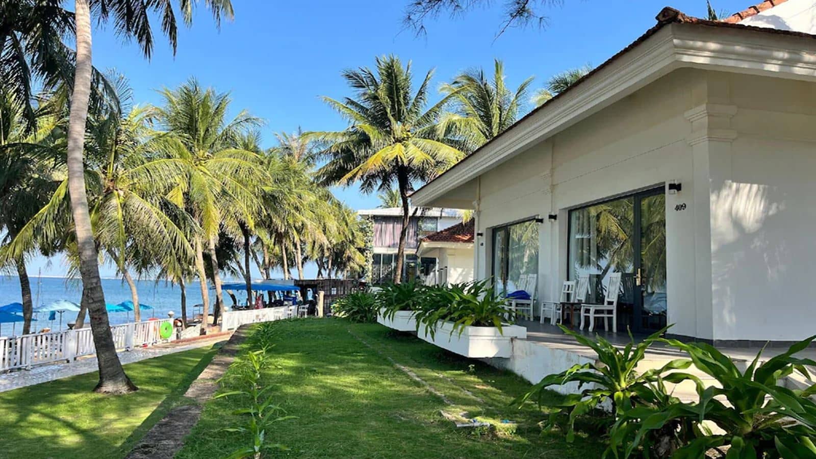 rooms-bungalow-beachfront-with-terrace