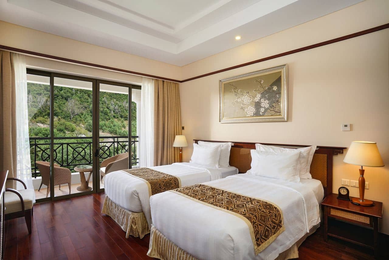rooms-grand-junior-suite-hill-view