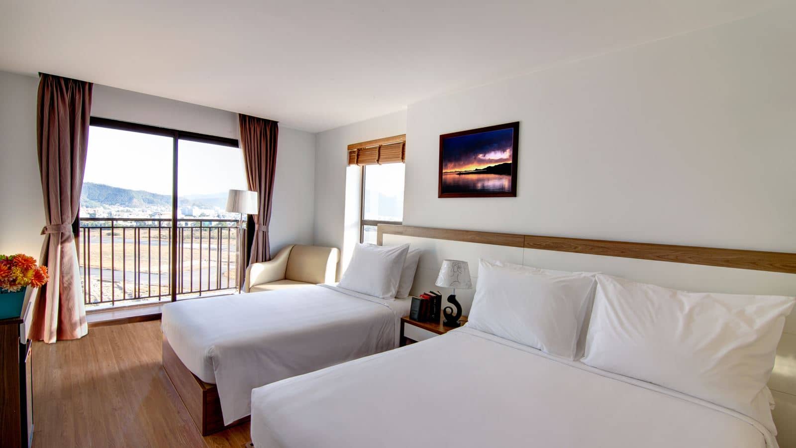 rooms-premier-deluxe-city-view-with-balcony