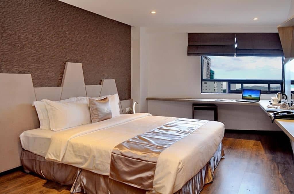 rooms-deluxe-room