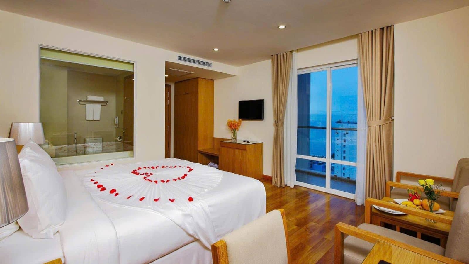 rooms-premier-deluxe-city-view-with-balcony