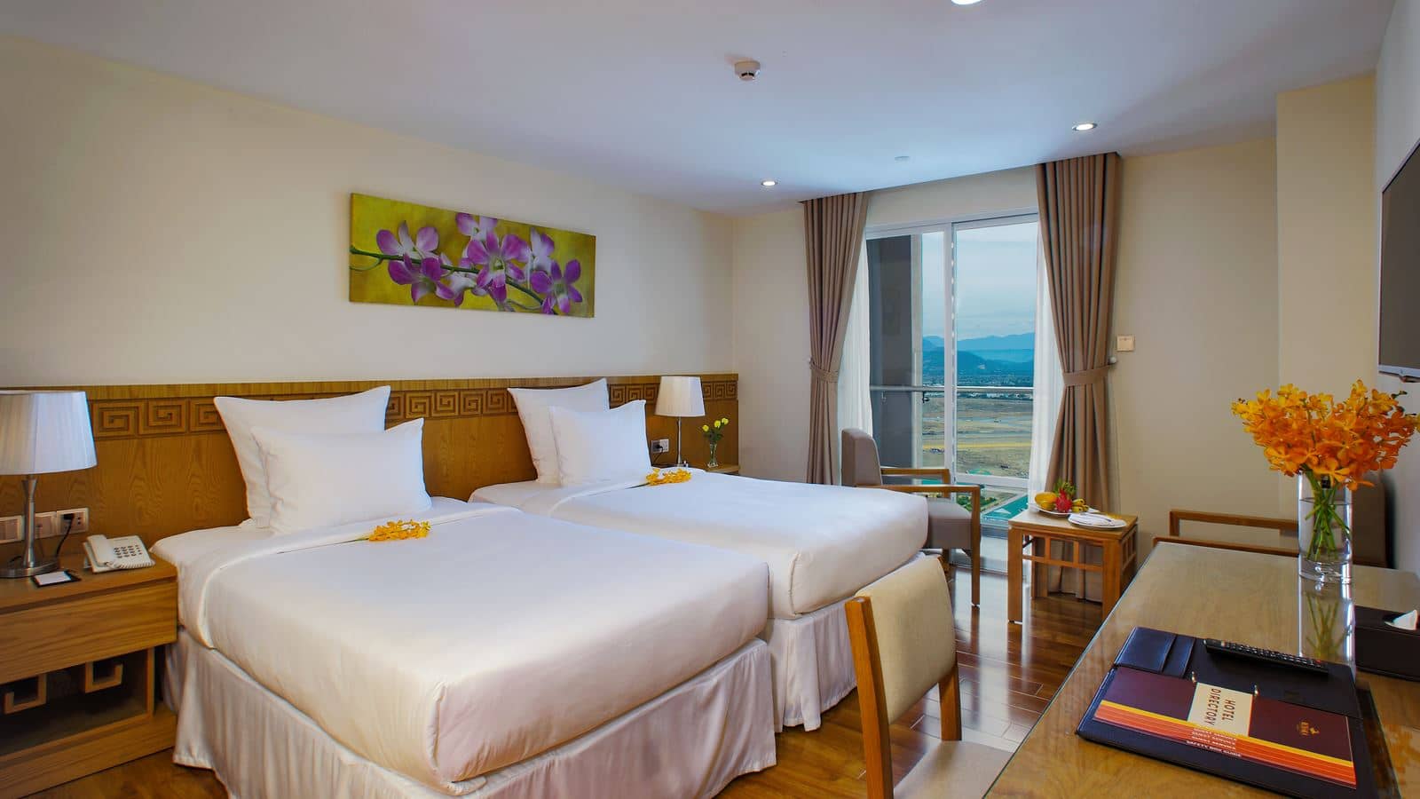 rooms-deluxe-city-view-with-balcony