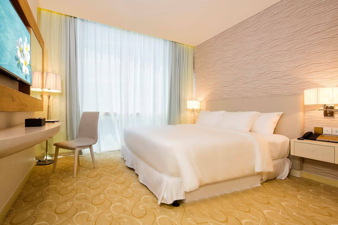 rooms-grand-room-city-view