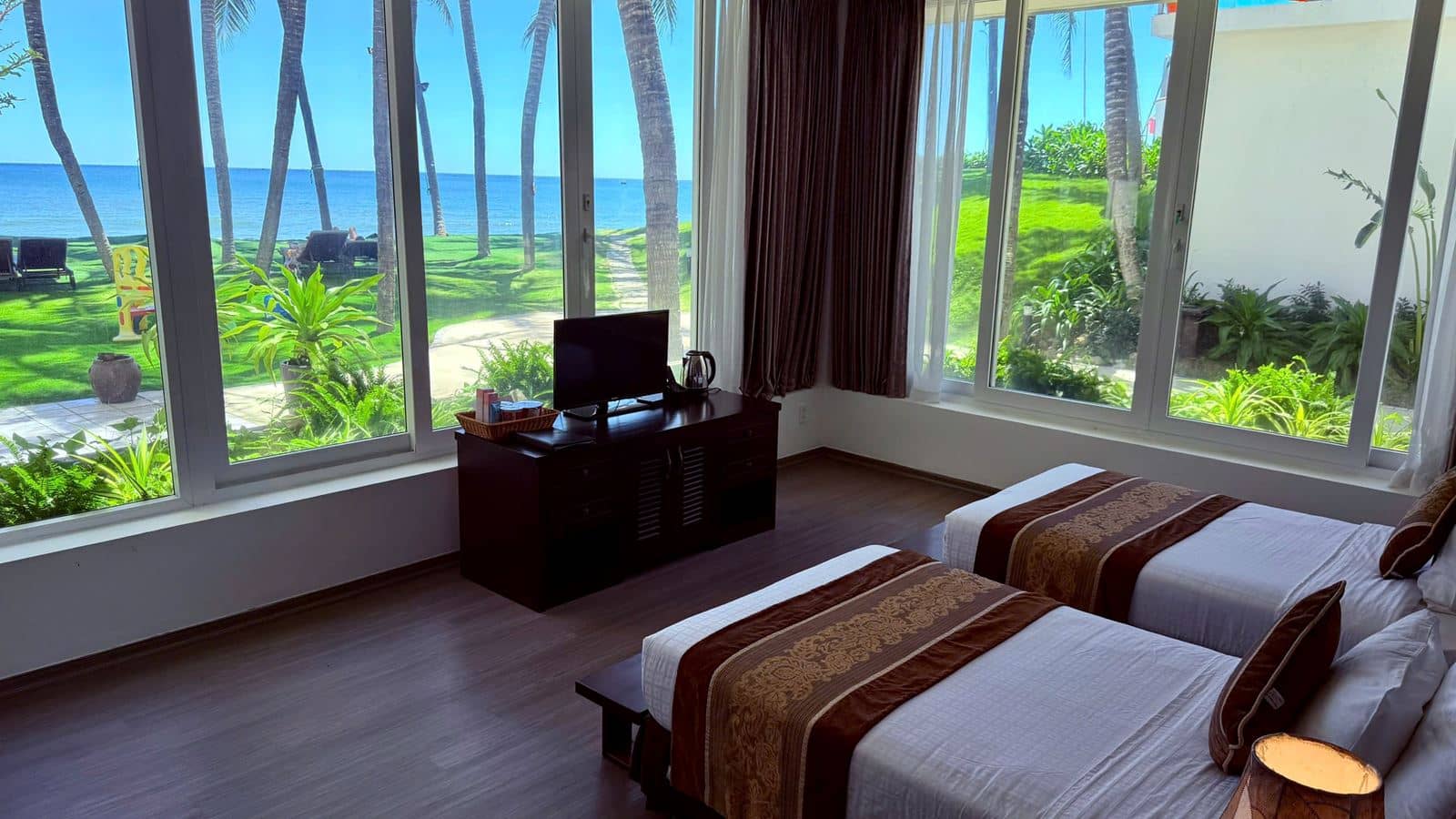 rooms-deluxe-beachfront-twin-child-without-extra-bed
